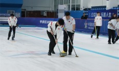 开云体育-冰上狂人再战冠军，冰壶飞舞