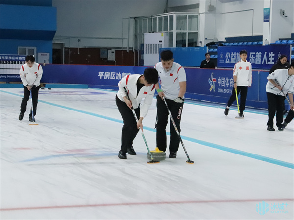 冰上狂人再战冠军，冰壶飞舞