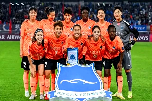 亚洲足球队长期追求亚冠奖杯