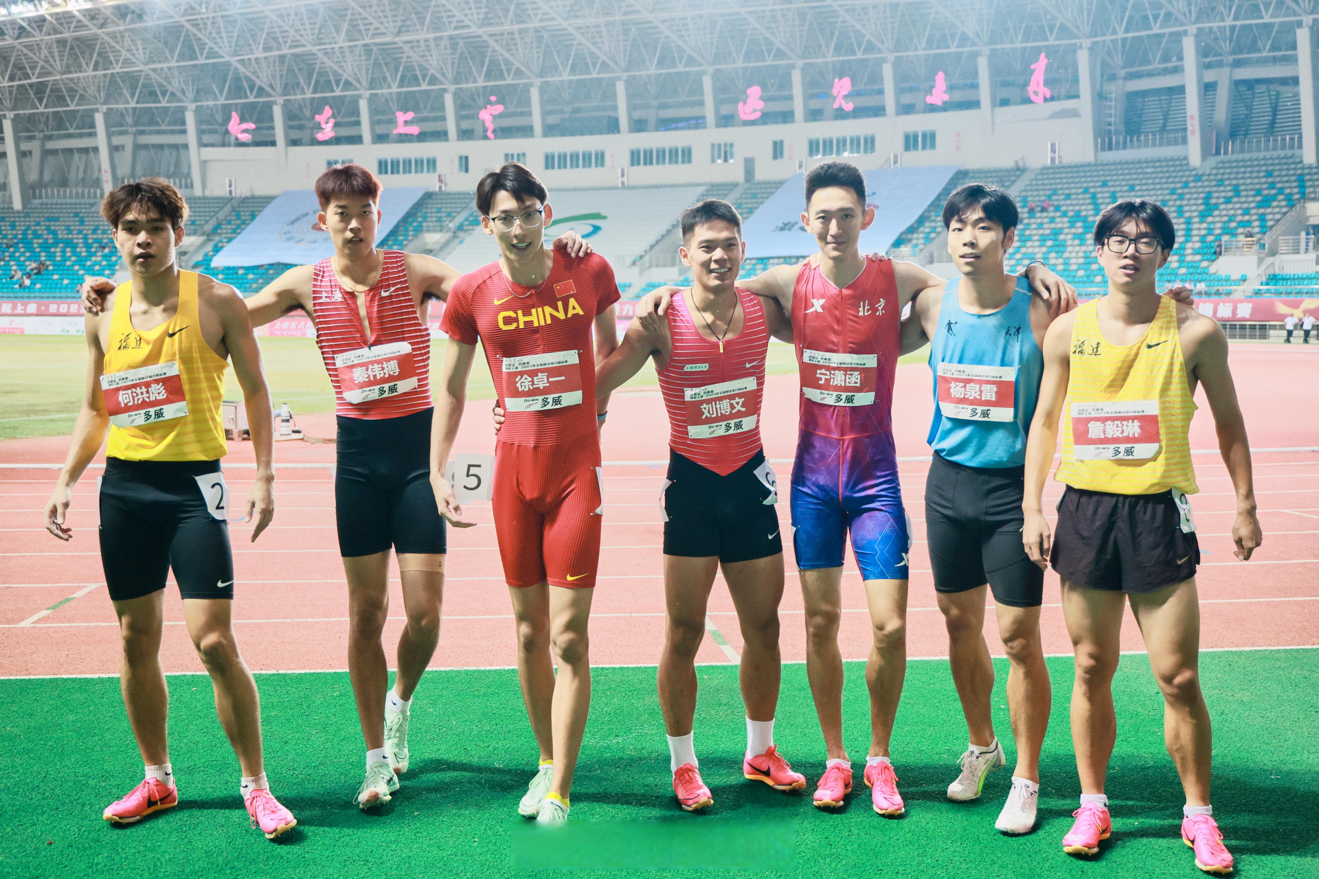 田径接力赛选手展现团队力量