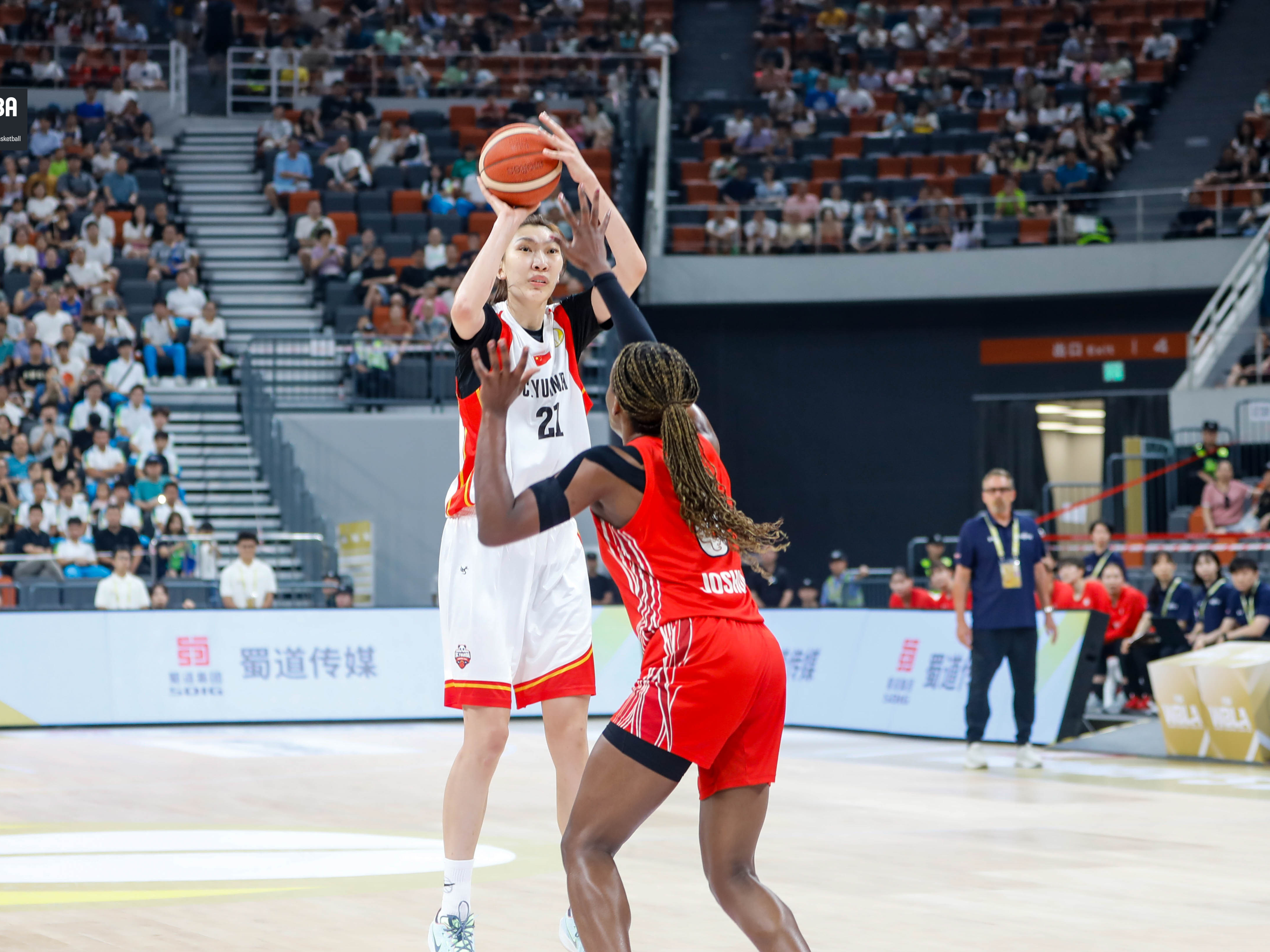 球队在比赛中遭遇困难，最终逆转胜出