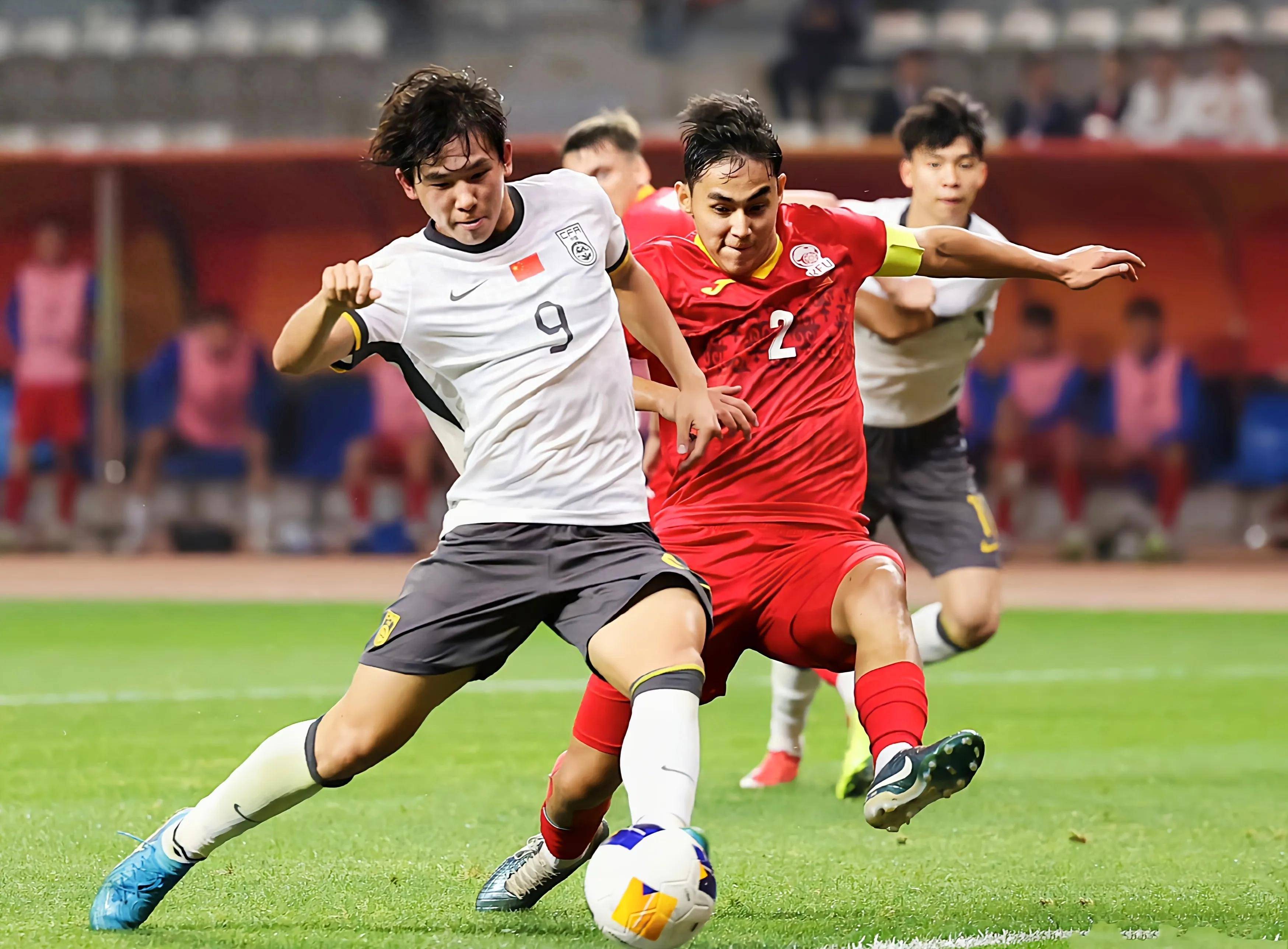 国内足球队在亚冠赛场上奋力拼搏