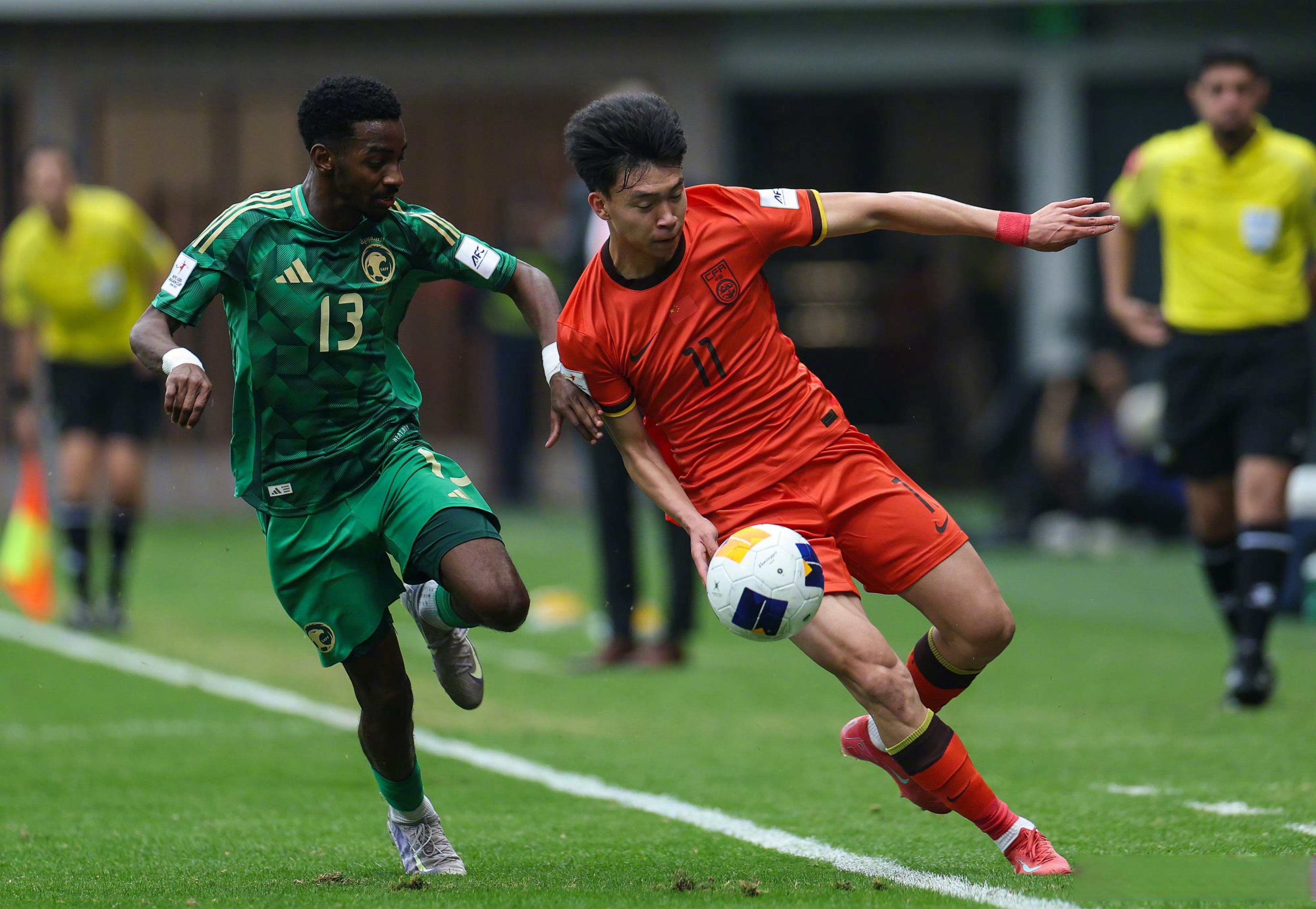 国内足球队在亚冠赛场上奋力拼搏