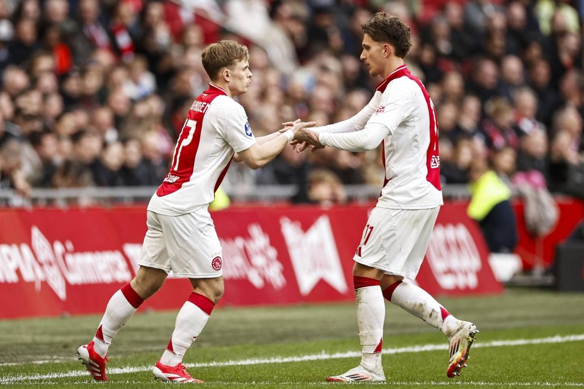 阿贾克斯在主场逼平对手，难解难分的简单介绍