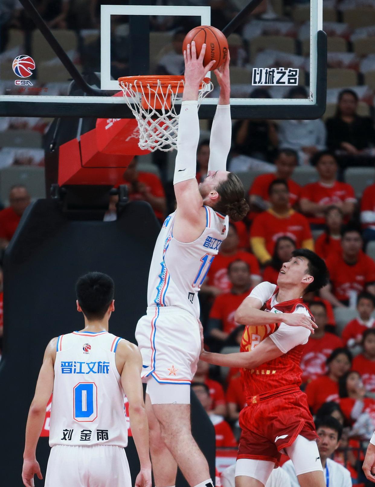 福建省体育馆内掀起篮球风暴，谁能笑到最后？