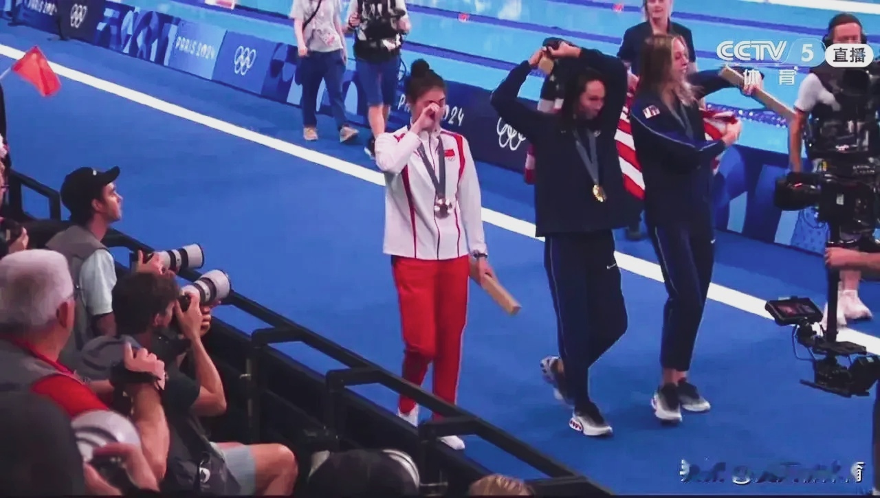 夺冠瞬间!选手泪洒赛场,荣誉属于他们的简单介绍 夺冠瞬间!选手泪洒赛场,荣誉属于他们的简单介绍