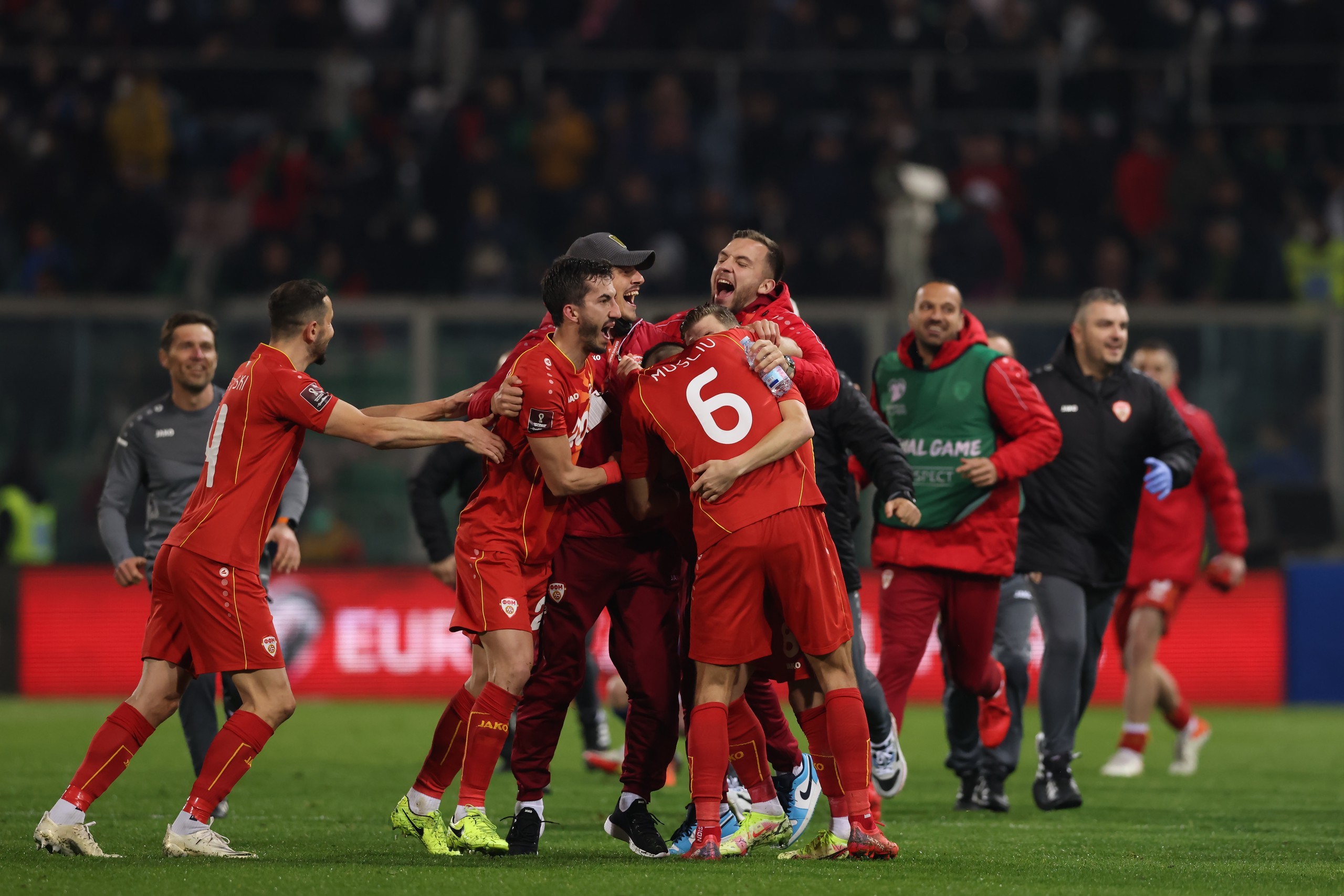 北马其顿队在欧预赛中战胜对手成功晋级