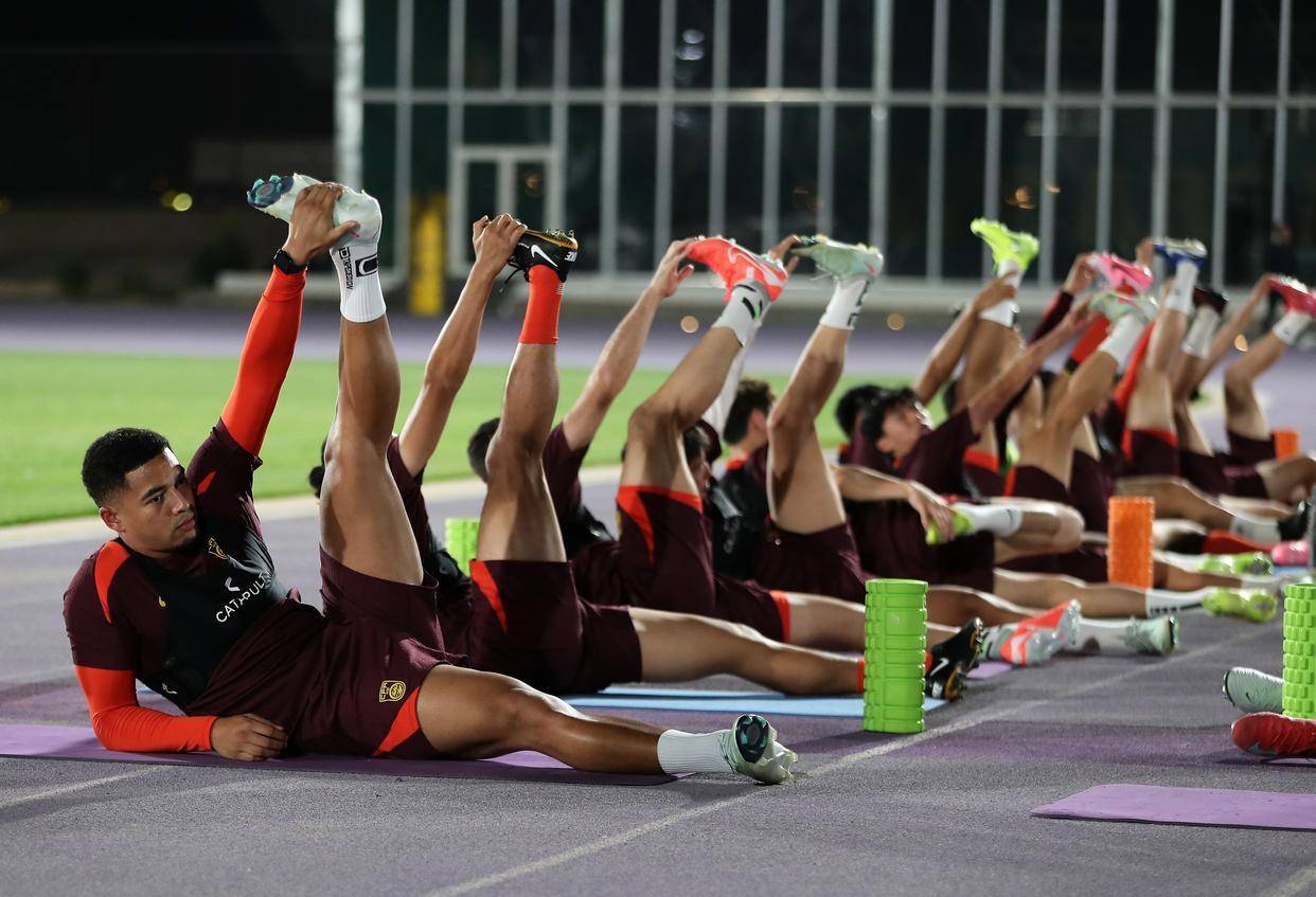 强队赛事火热开赛，球迷热情支持