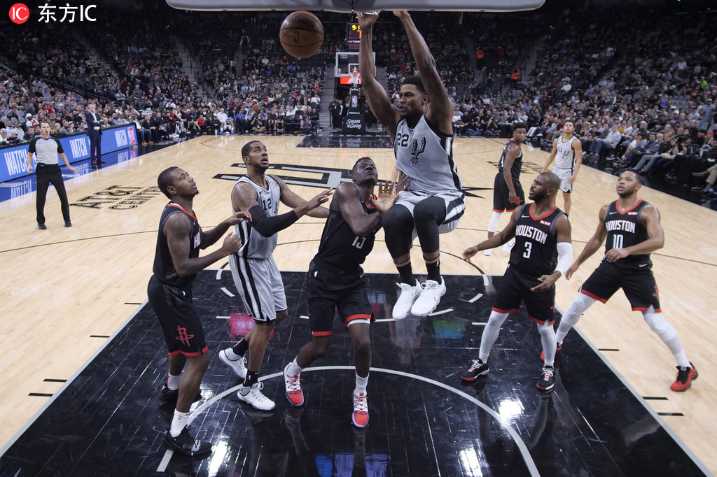 关于马刺后卫米尔斯冲突卡佩拉，两队全员进场的信息