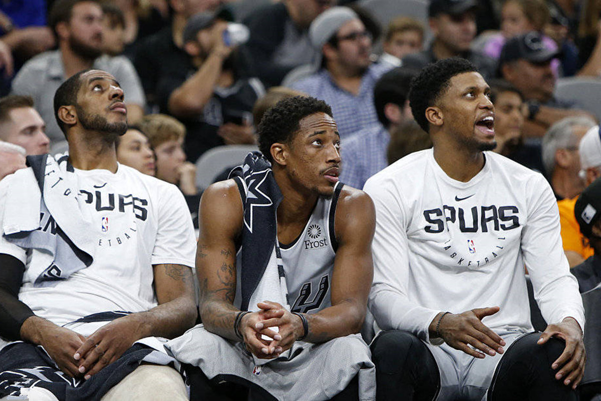 关于马刺后卫米尔斯冲突卡佩拉，两队全员进场的信息