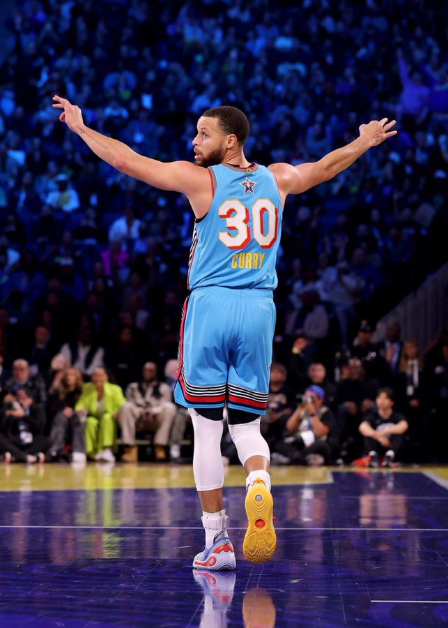 勇士队再次夺得总冠军，库里成为MVP