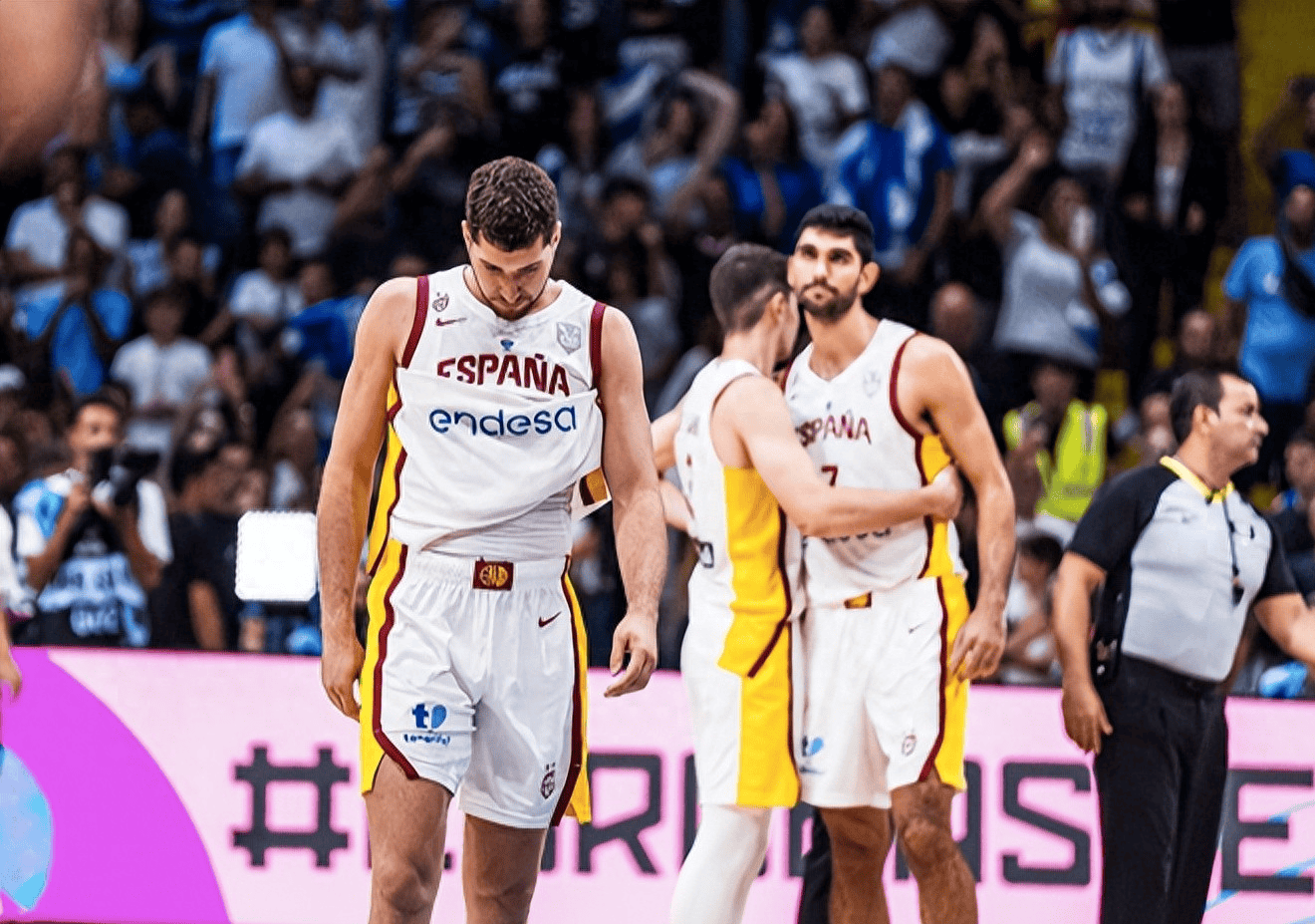 西班牙篮球国家队争夺冠军，士气高涨