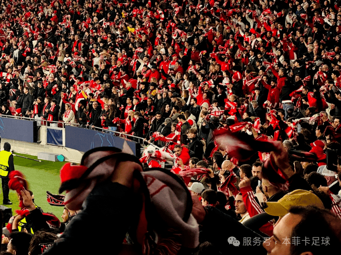 足球比赛现场气氛火爆,球迷激情高涨 足球比赛现场气氛火爆,球迷激情高涨
